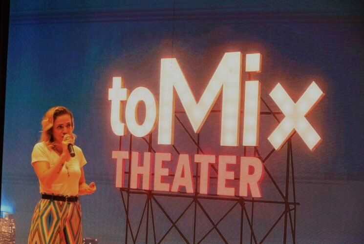 תיאטרון חדש נולד: תיאטרון to mix