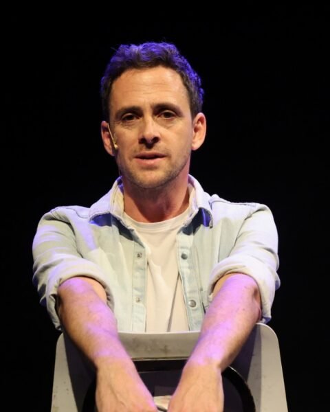 כל אחד והמים שלו בקפה הקאמרי