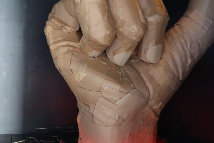 פה גרים בכייף משפחת ניצוץ חלל. Dioz