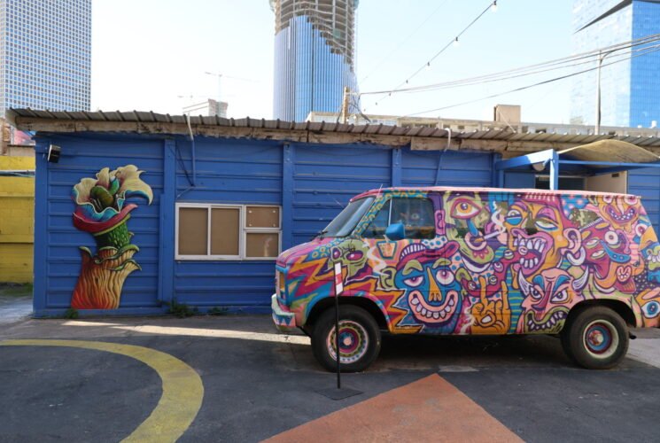 פה גרים בכייף משפחת ניצוץ חלל. Dioz