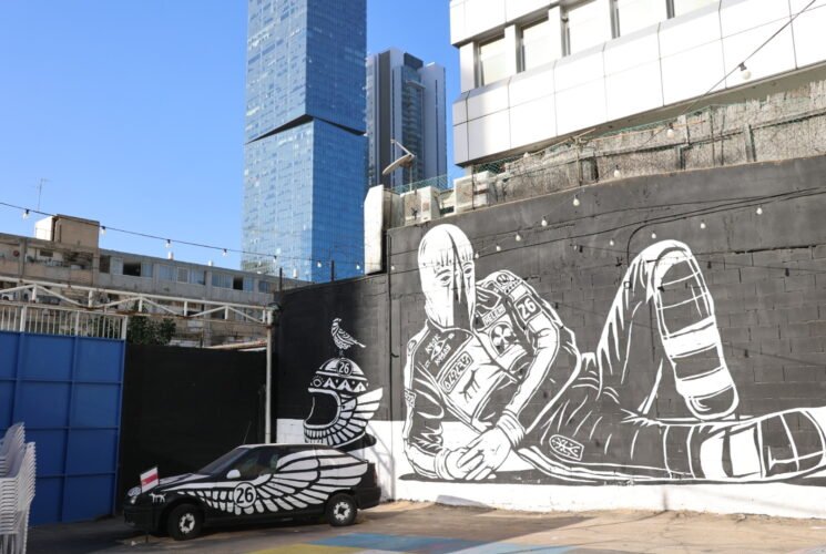 פה גרים בכייף משפחת ניצוץ חלל. Dioz