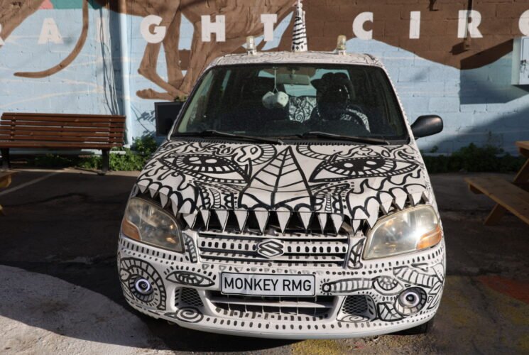 פה גרים בכייף משפחת ניצוץ חלל. Dioz