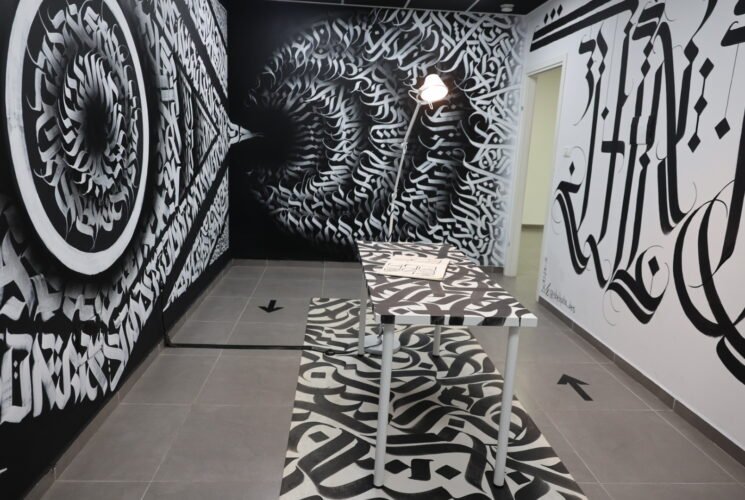 פה גרים בכייף משפחת ניצוץ חלל. Dioz