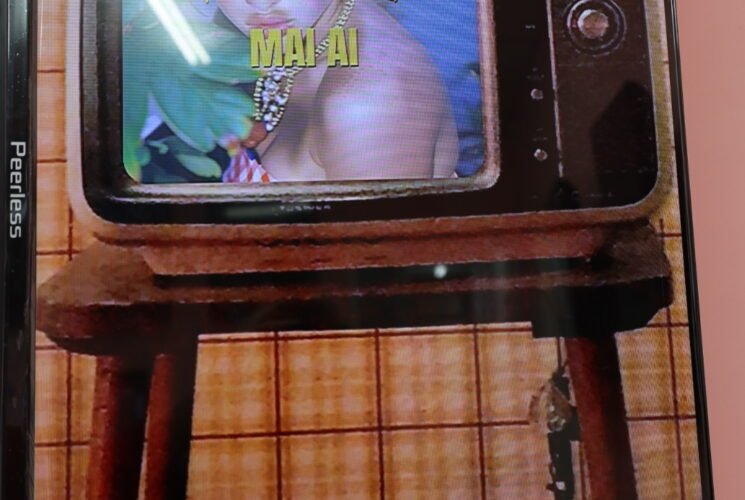 פה גרים בכייף משפחת ניצוץ חלל. Dioz