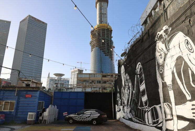 פה גרים בכייף משפחת ניצוץ חלל. Dioz