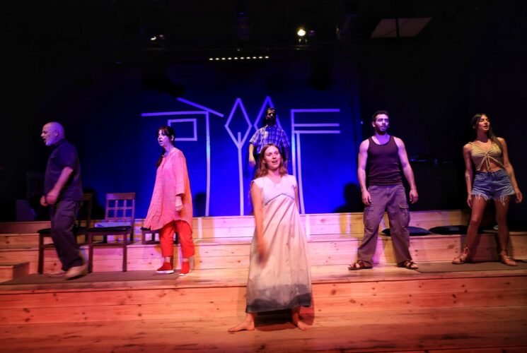 ארץ יחפה בתיאטרון ניקו ניתאי