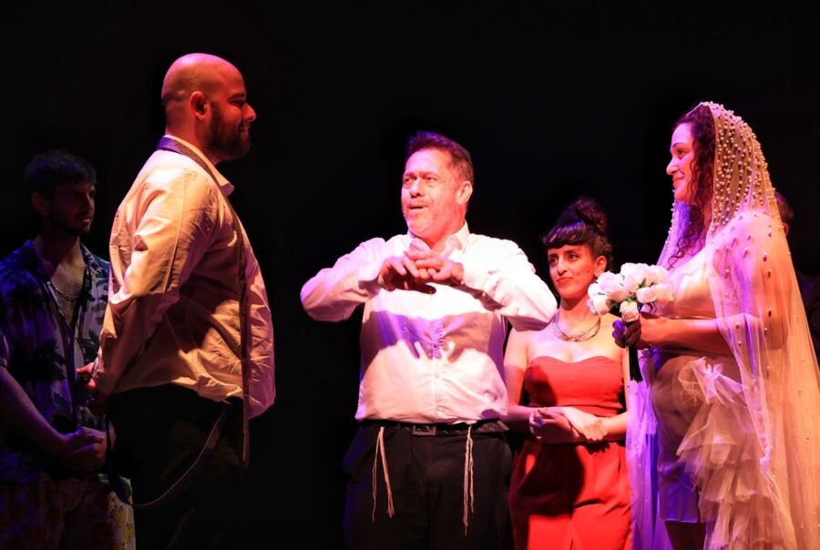 רק בשמחות בסמטה