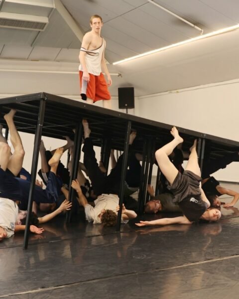 הצצה לחדר החזרות של להקת בת שבע