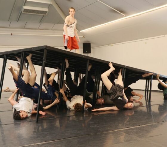 הצצה לחדר החזרות של להקת בת שבע