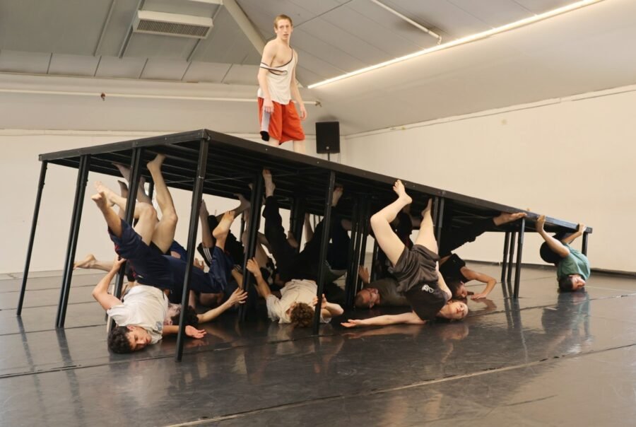 הצצה לחדר החזרות של להקת בת שבע