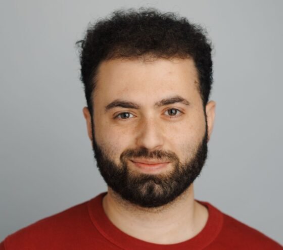 ראיון עם איתי סלהוב, שחקן, מחזאי ובמאי, על צורות חדשות בתיאטרון